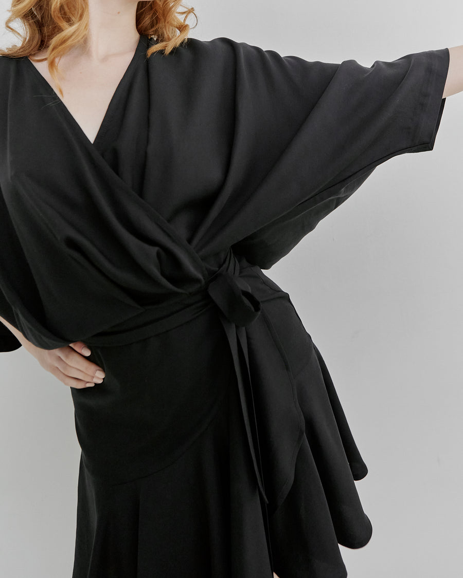 Meij-Dolly Dress (black), wrap dress, ruffle details, kimono sleeves, casual look