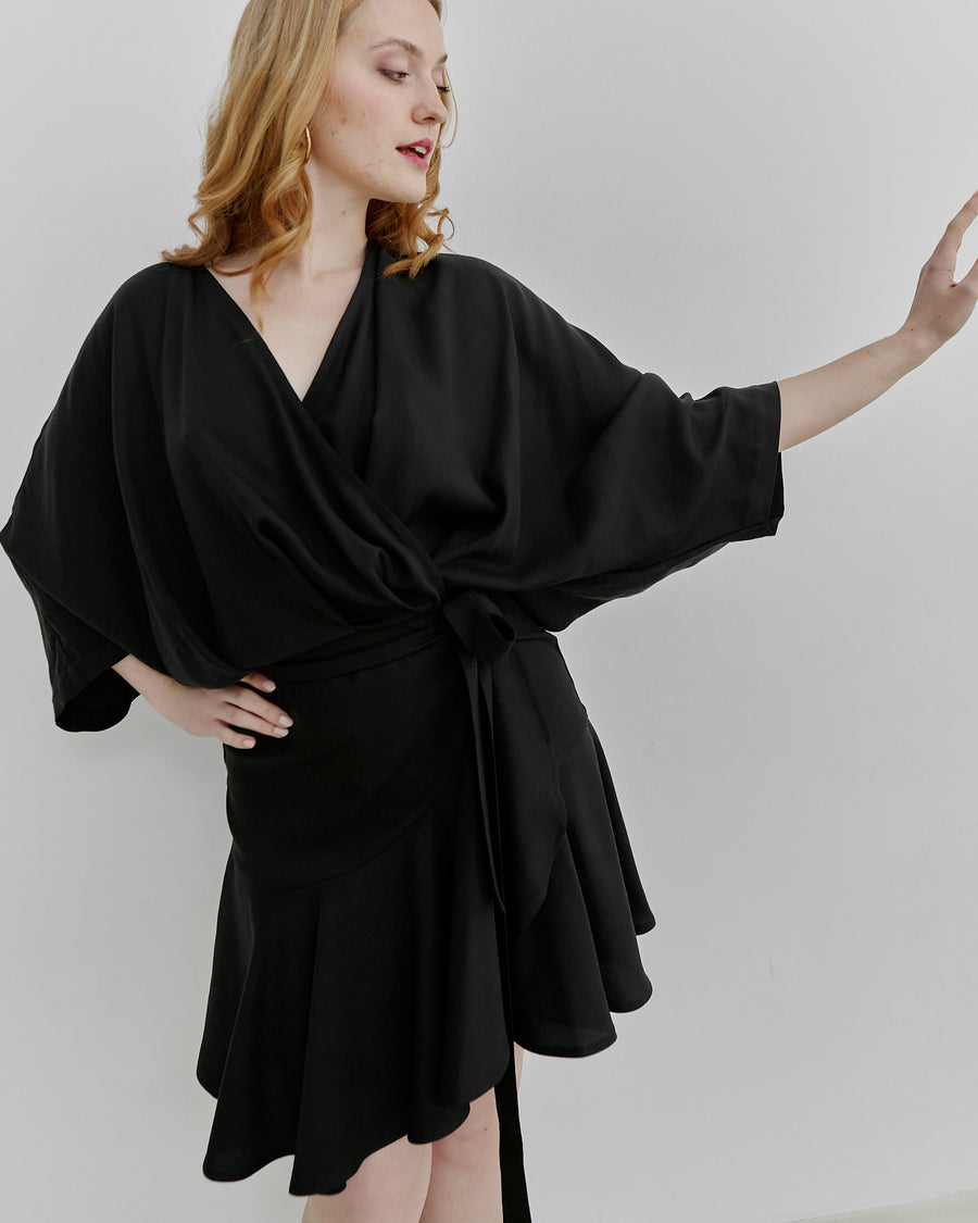 Meij-Dolly Dress (black), wrap dress, ruffle details, kimono sleeves, casual look, wedding look