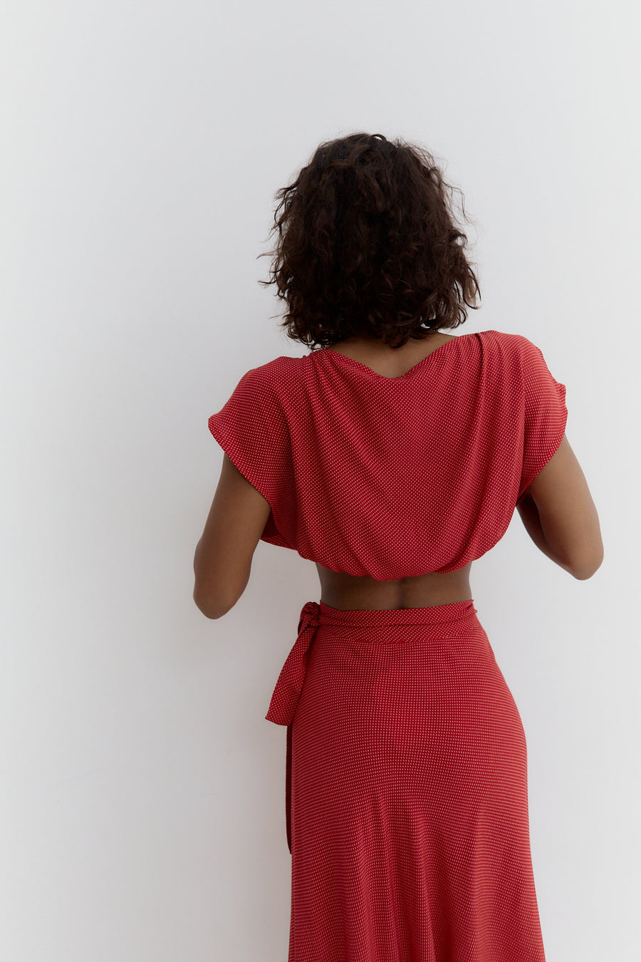 Meij-Adina Top (polka dots red), elastic waist band, short sleeves, loose cut, crop top, back view